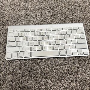 Apple Silver Wireless Keyboard model A1314 - Untested